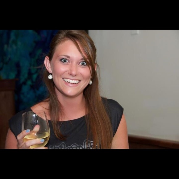 Meet your Posher, Caitlin - Picture 2 of 3